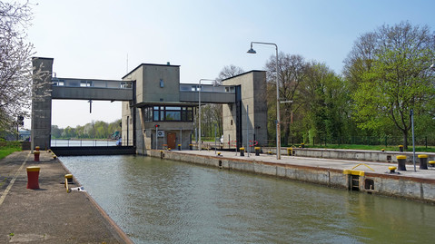 Blick von der Schleusenkammer in Richtung Oberhaupt in Pleidelsheim